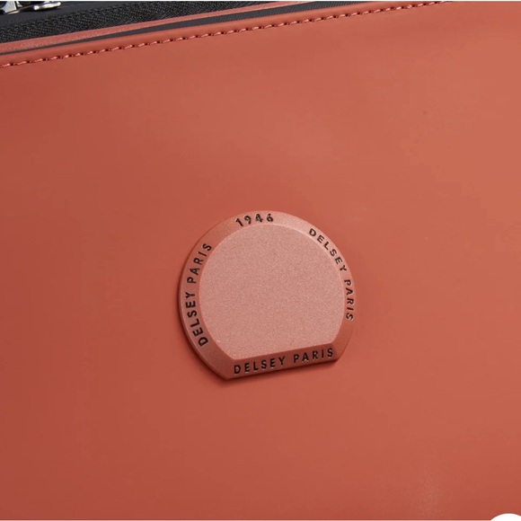 Delsey Paris Turenne SOFT
EXPANDABLE CARRY-ON SPINNER 14.25 x 10.5 x 21.75 IN - Picture 7 of 16